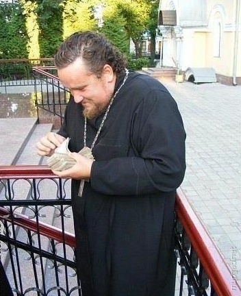 Священник считает деньги